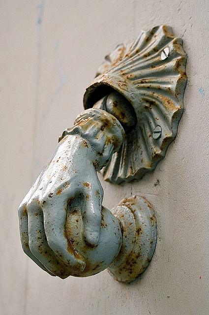 I need this door handle.